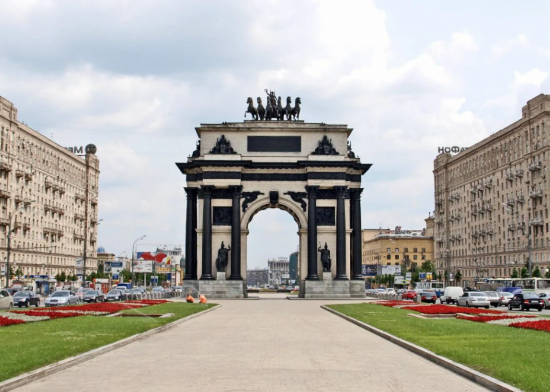 Триумфальная арка в Москве фото