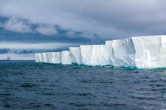 От Антарктиды откололся айсберг огромных размеров